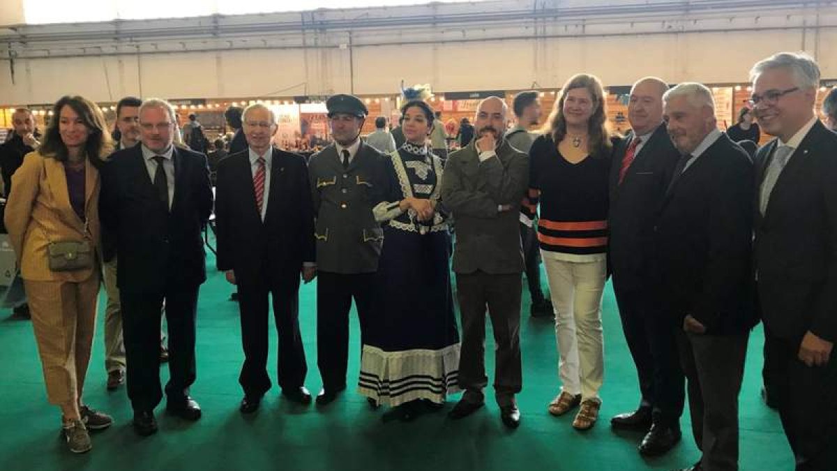 Torres y los actores de las visitas de Botines en el salón. DL