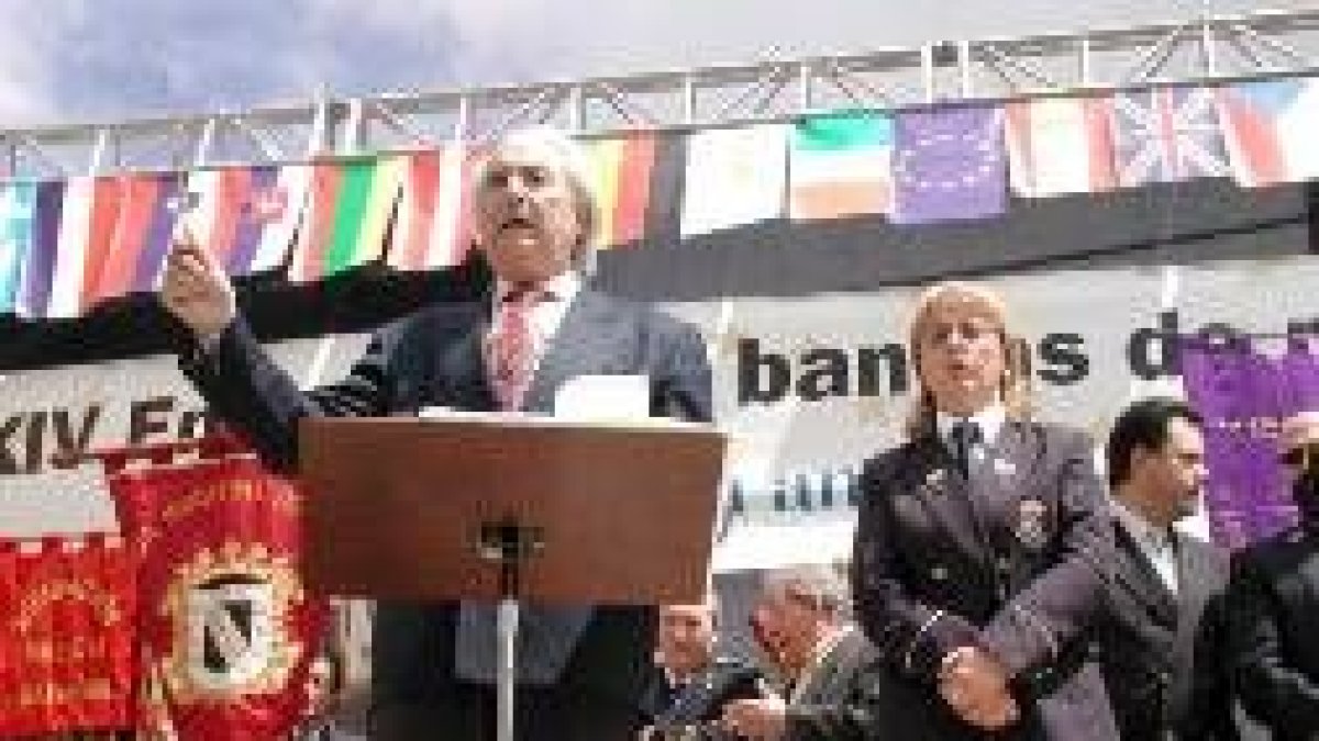 El director Odón Alonso dirigiendo la interpretación del Himno a León