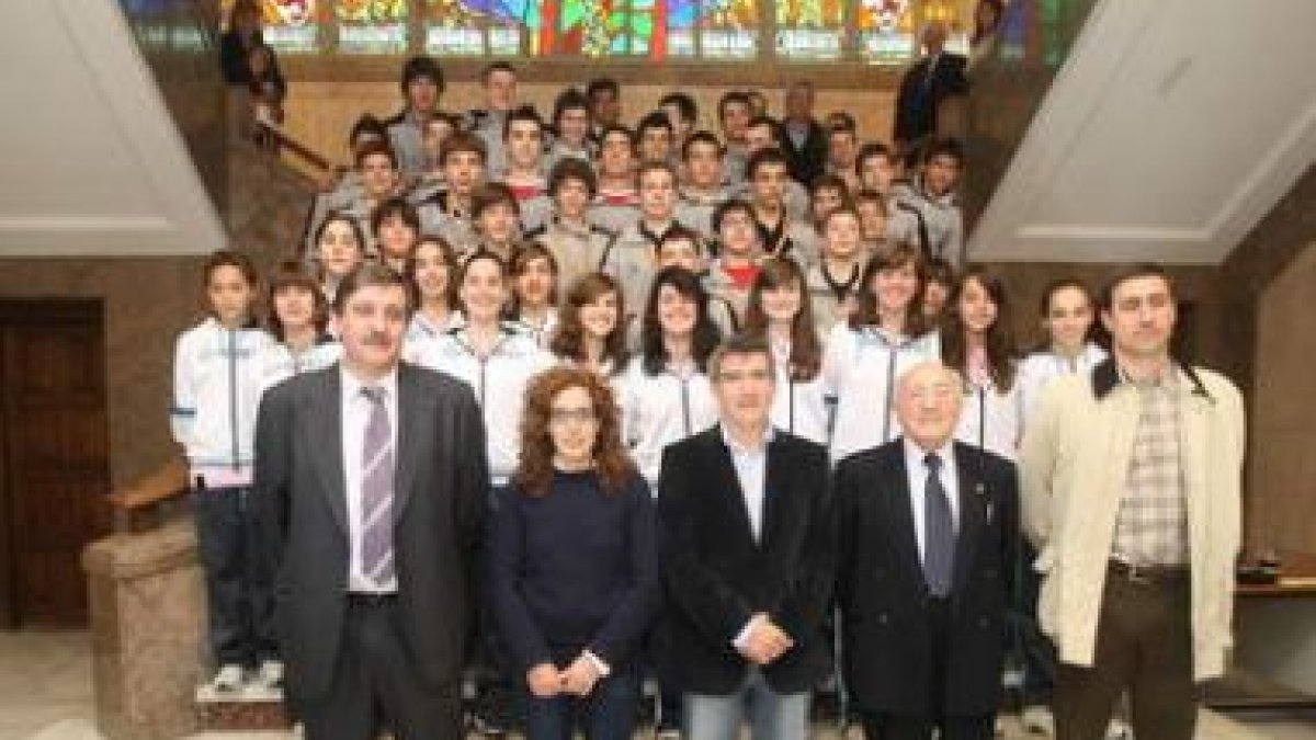 Foto de familia de los premiados en el Ayuntamiento.