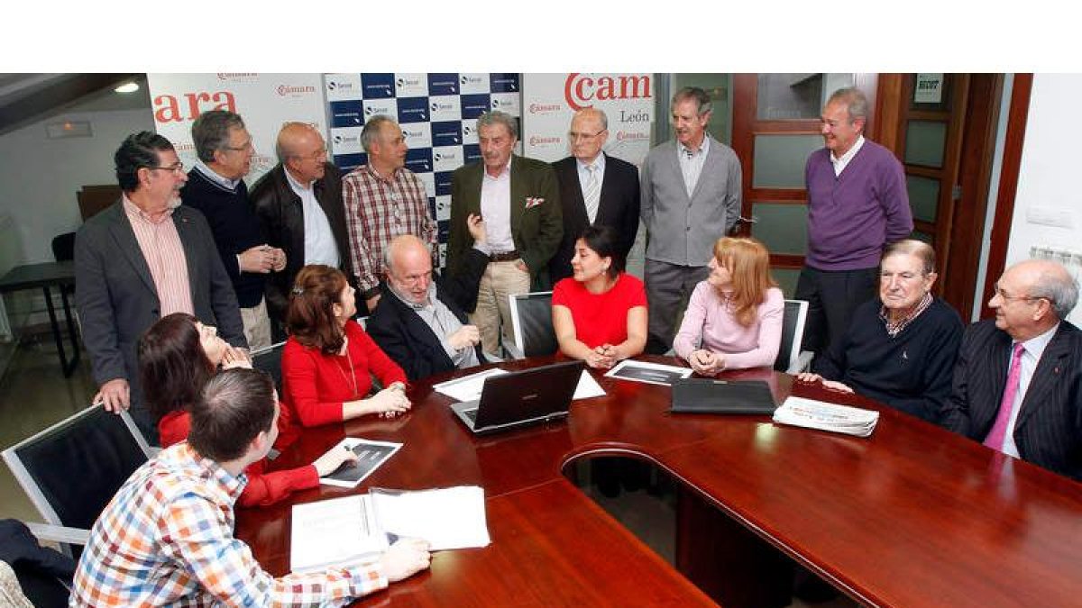 Uno grupo de los asesores de Secot cambia opiniones sobre los proyectos que han planteado varios emprendedores.
