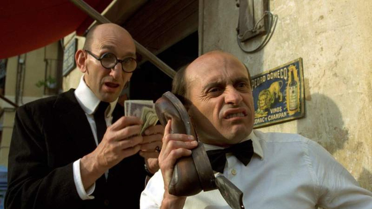 Una secuencia de la película ‘Mortadelo y Filemón’ y el famoso zapatófono. DL