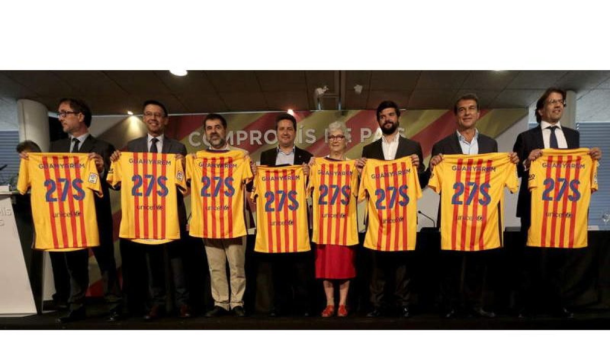 Los candidatos posan tras formalizar su firma en el Compromiso de País.