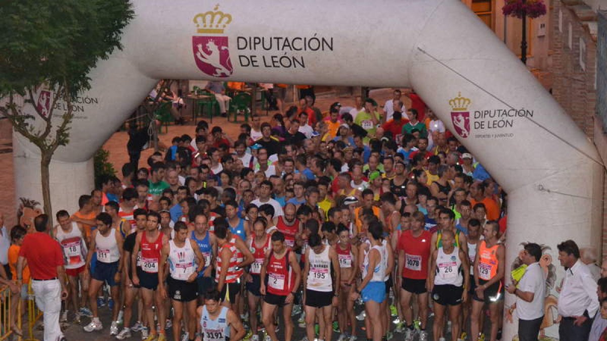 Los atletas preparados para comenzar la carrera en la Plaza Mayor de Santa María del Páramo.