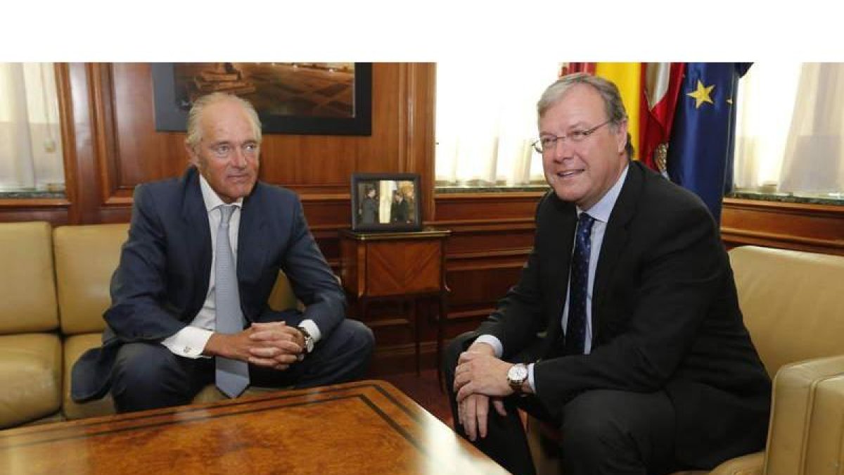 Ferre y Silván en la reunión mantenida ayer en el despacho del alcalde. RAMIRO