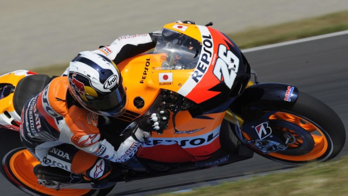 El piloto español de MotoGP Dani Pedrosa conduce su Honda durante la primera sesión de entrenamientos en el circuito de Motegi al norte de Tokio (Japón), hoy.