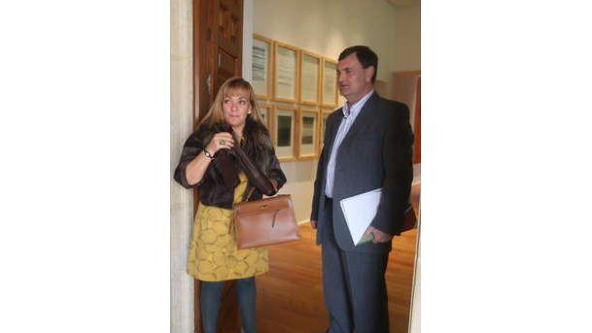 Isabel Carrasco y José Antonio Velasco antes de reunirse.