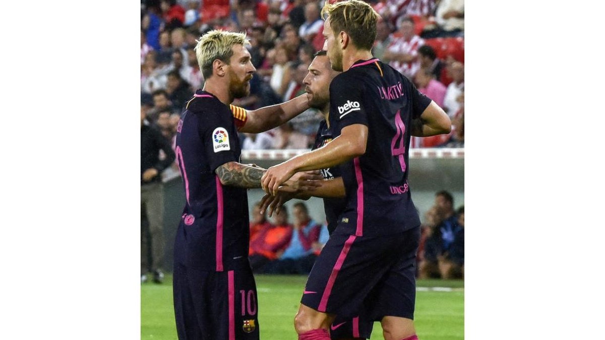 Messi, a la izquierda, y Jordi Alba celebran junto a Ivan Rakitic el gol de la victoria. MIGUEL TOÑA