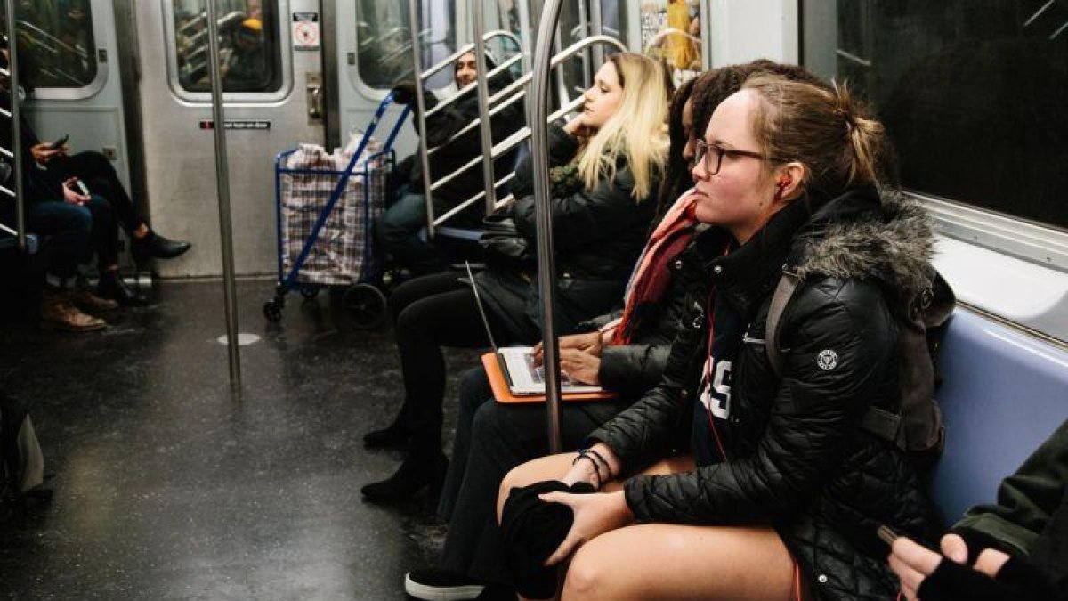 Una chica en el metro neoyorkino sin pantalones.