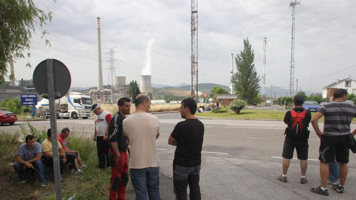 Los mineros cortaron la entrada a la térmica a las 9.00.