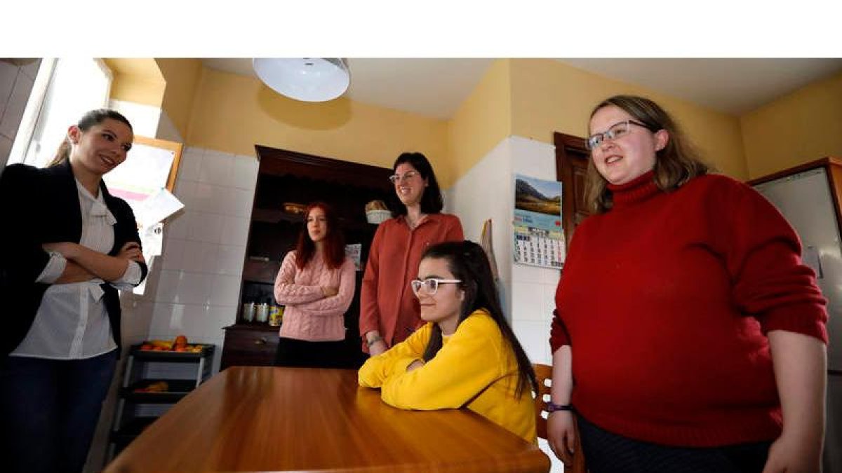 Coral Zamorano y María Delgado, educadoras sociales. Celia Paniagua Llanos, Teresa Salgado Aznar (sentada) y Judith Grande Gaitero. MARCIANO PÉREZ