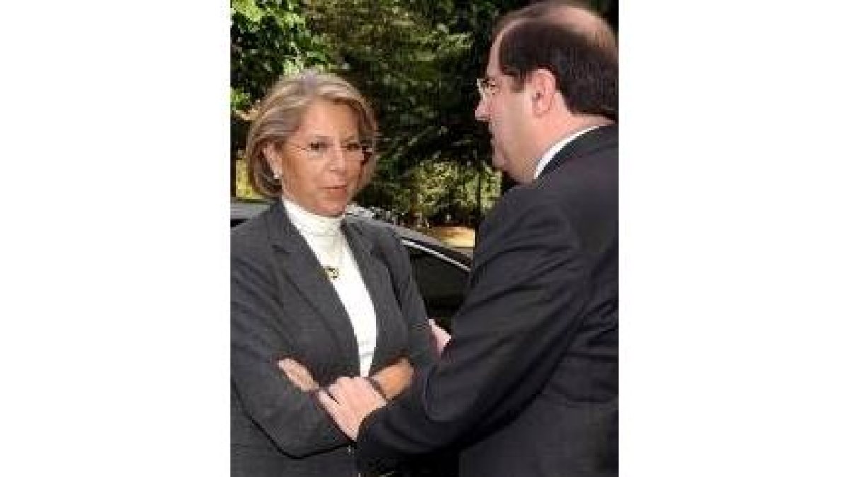 Julia García Valdecasas y Juan Vicente Herrera tras la firma del acuerdo