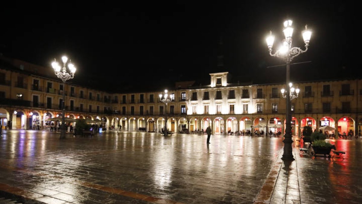 Imagen nocturna de la Plaza Mayor. DL