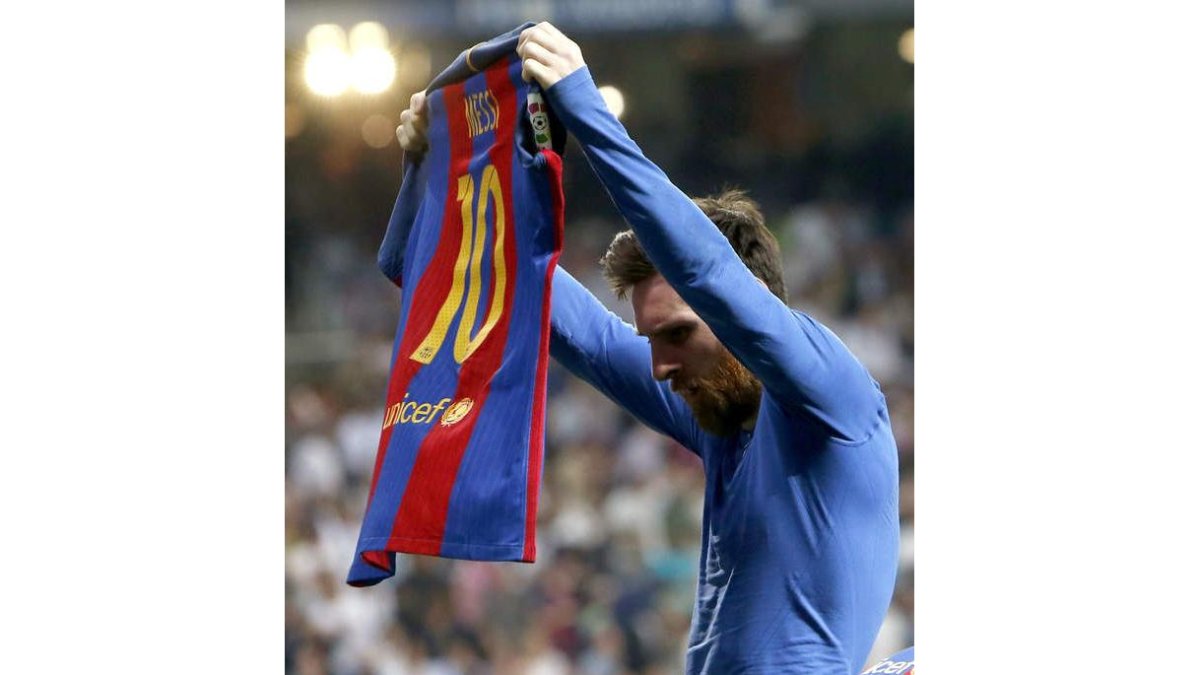 Messi muestra su camiseta al Bernabéu tras marcar el tercer gol en el clásico. JUAN CARLOS HIDALGO
