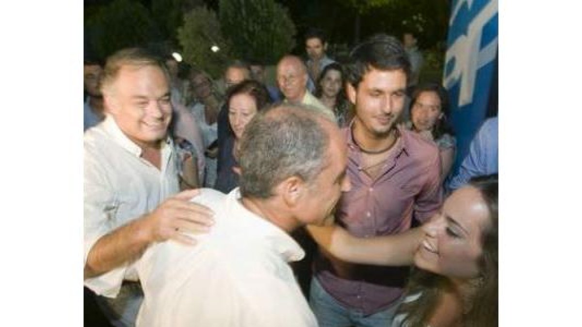 Camps respaldado por Pons, durante la cena-mitin.