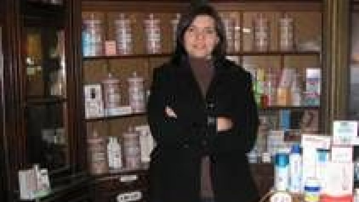 María Luisa Alonso posa en la farmacia de su familia, en la que se forjó su vocación investigadora