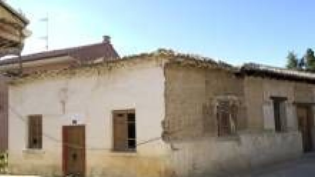 El edificio afectado es de estilo mudéjar y está en pleno recorrido del Camino de Santiago
