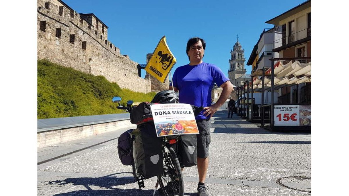 Néstor Yuguero, ayer a los pies del Castillo de Ponferrada. DL