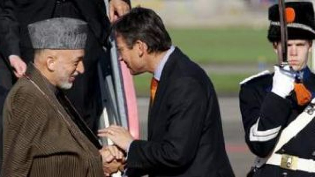Karzai es recibido por el ministro de Asuntos Exteriores holandés
