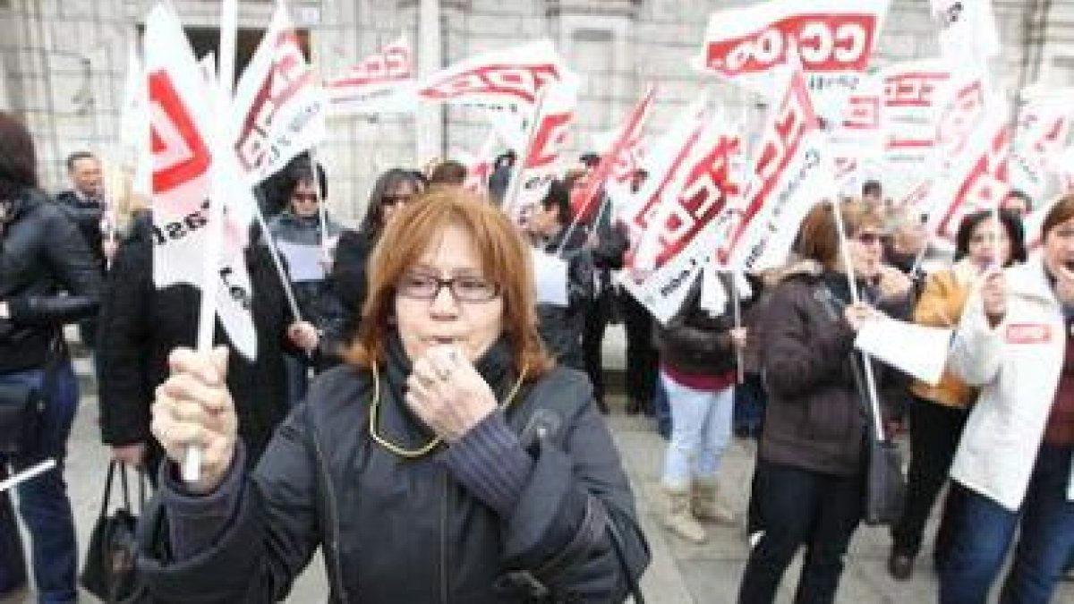 Una de las manifestantes, con su compañeras al fondo, ayer en la plaza del Ayuntamiento
