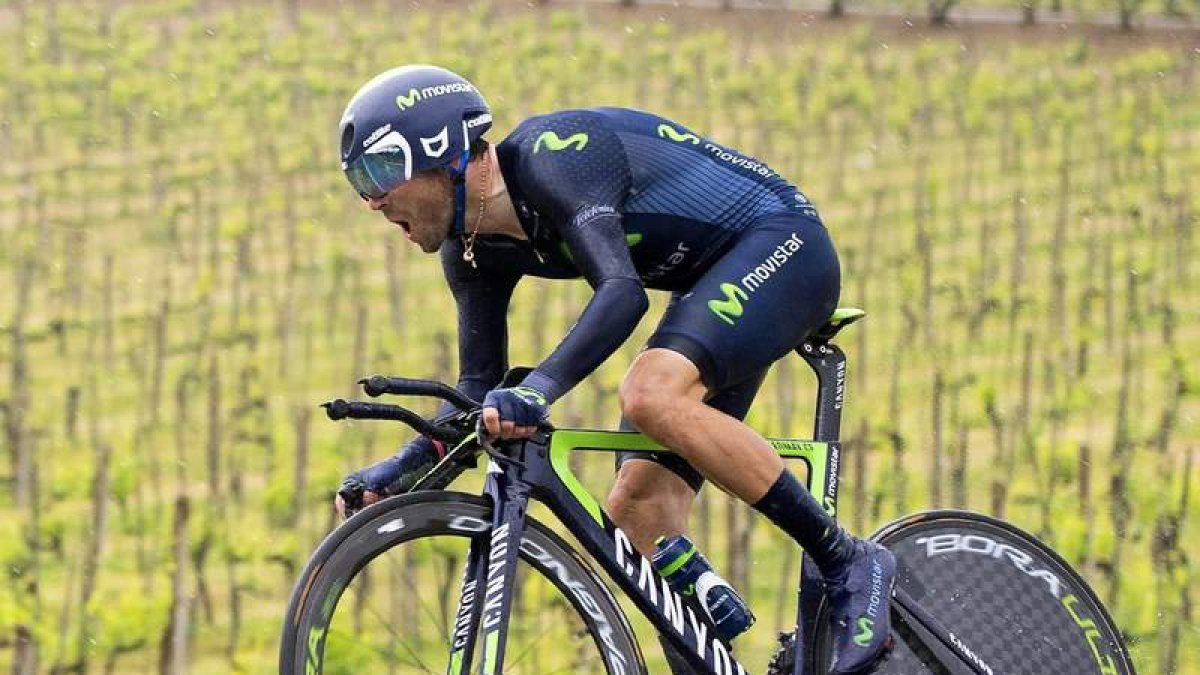 Alejandro Valverde se ve obligado a abandonar la ronda gala por una caída en la crono. PERI