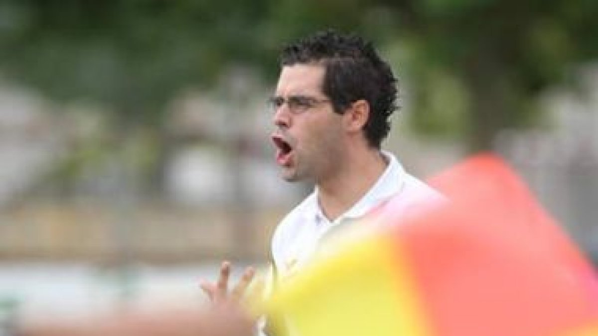 Álex González pasará a dirigir el fútbol base de la Cultural de cara a la próxima temporada.