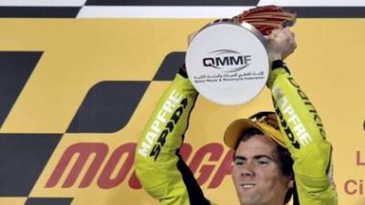 Nico Terol levanta el trofeo de campeón en Catar.