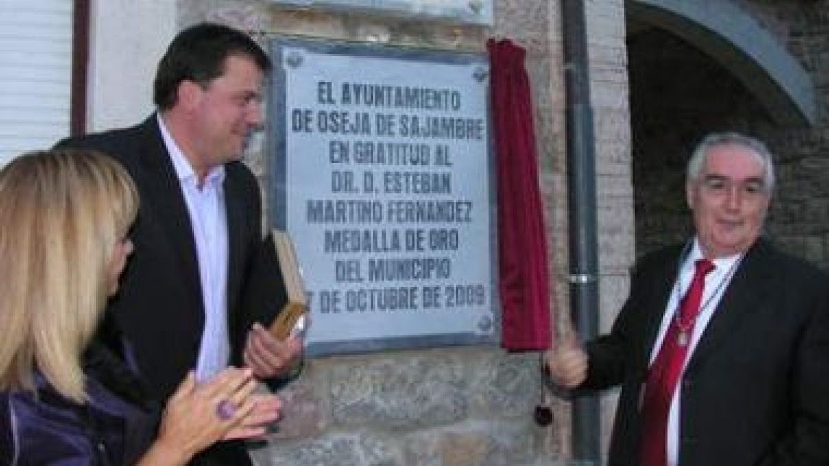 Esteban Martino descubre la placa que lleva su nombre ante Carrasco y Mendoza.
