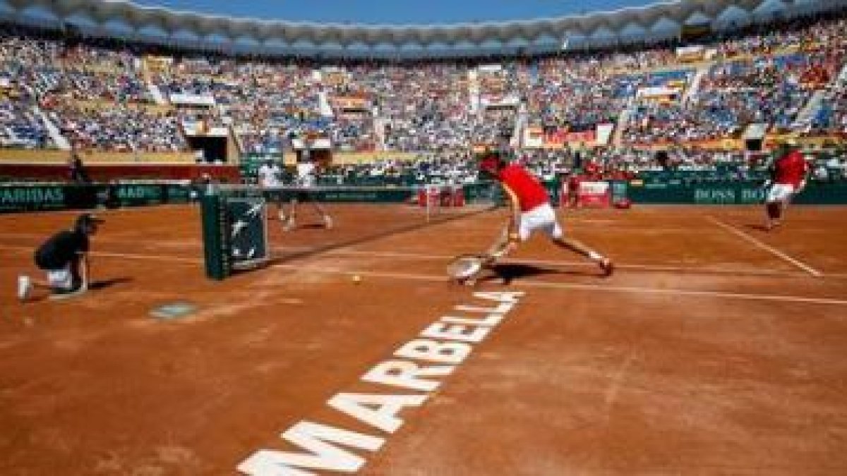 Vista de la plaza de toros convertida en pista, llena siempre, donde España venció a Alemania .