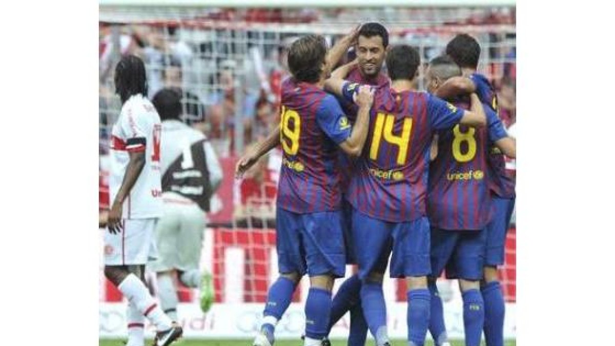 Los jugadores del Barcelona celebran el gol de Pedro.