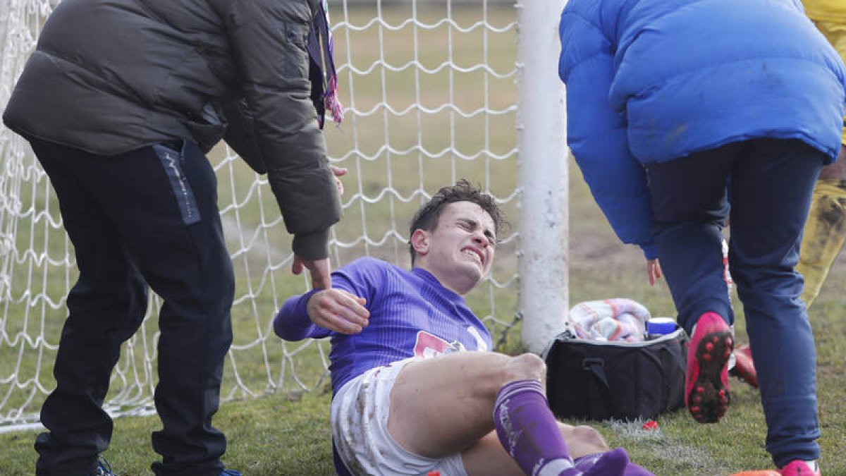 Albertín se lesionó al pegar contra el poste tras batir la portería del equipo segoviano. JESÚS F. SALVADORES