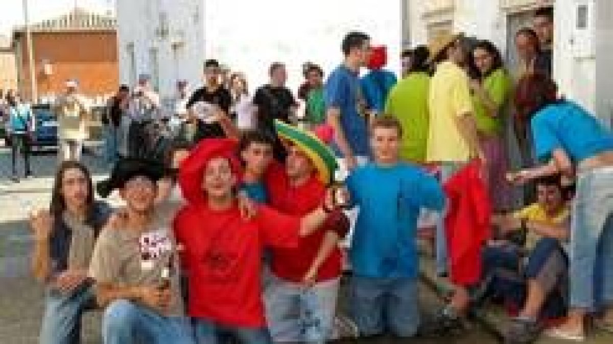 Los mozos y mozas reponen fuerzas para seguir con la fiesta