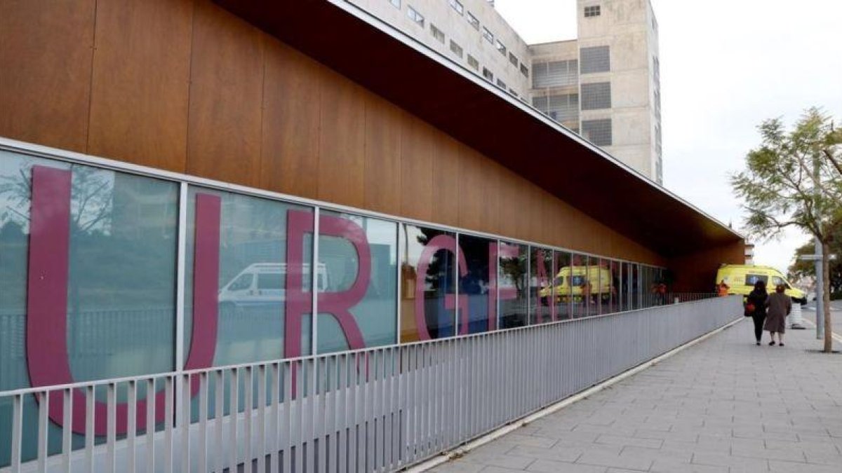 Una ambulancia estacionada en el área de urgencias del Hospital Joan XXIII de Tarragona.