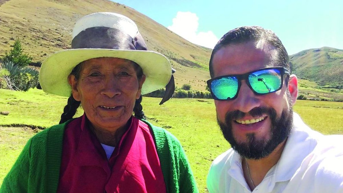 El cooperante leonés José Luis Rodríguez con una de las mujeres que forman parte del proyecto solidario que se desarrolla en Perú.