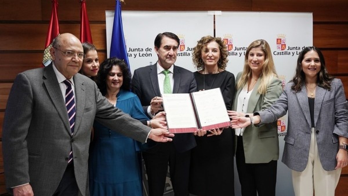 El consejero Juan Carlos Suárez Quiñones con los integrantes del Tercer Sector. RUBÉN CACHO