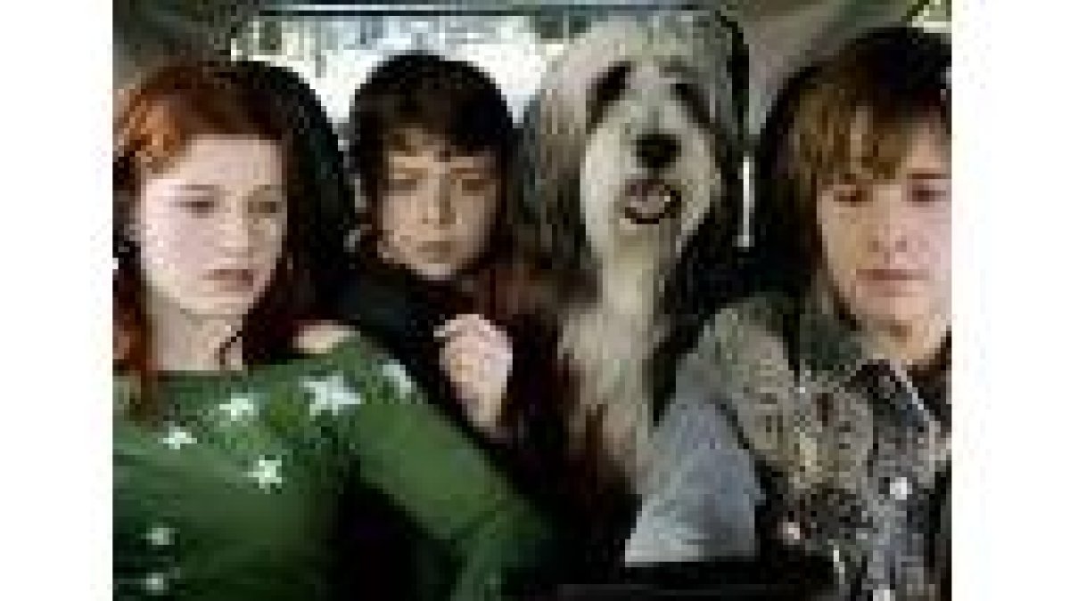 La familia protagonista de la historia, con su padre convertido en perro