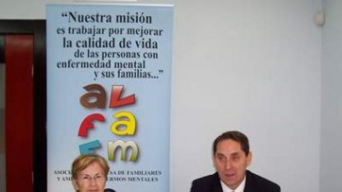 La presidenta de Alfaem y el representante de La Caixa.