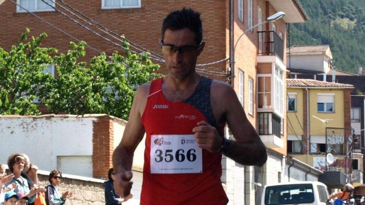 Alberto González finalizó en el puesto 45 en La Coruña con un tiempo de 1h11.33.