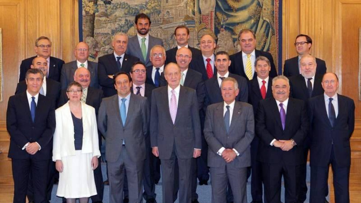 El rey junto a los representantes de Ceat y el presidente de Feacyl, Javier Cepedano.