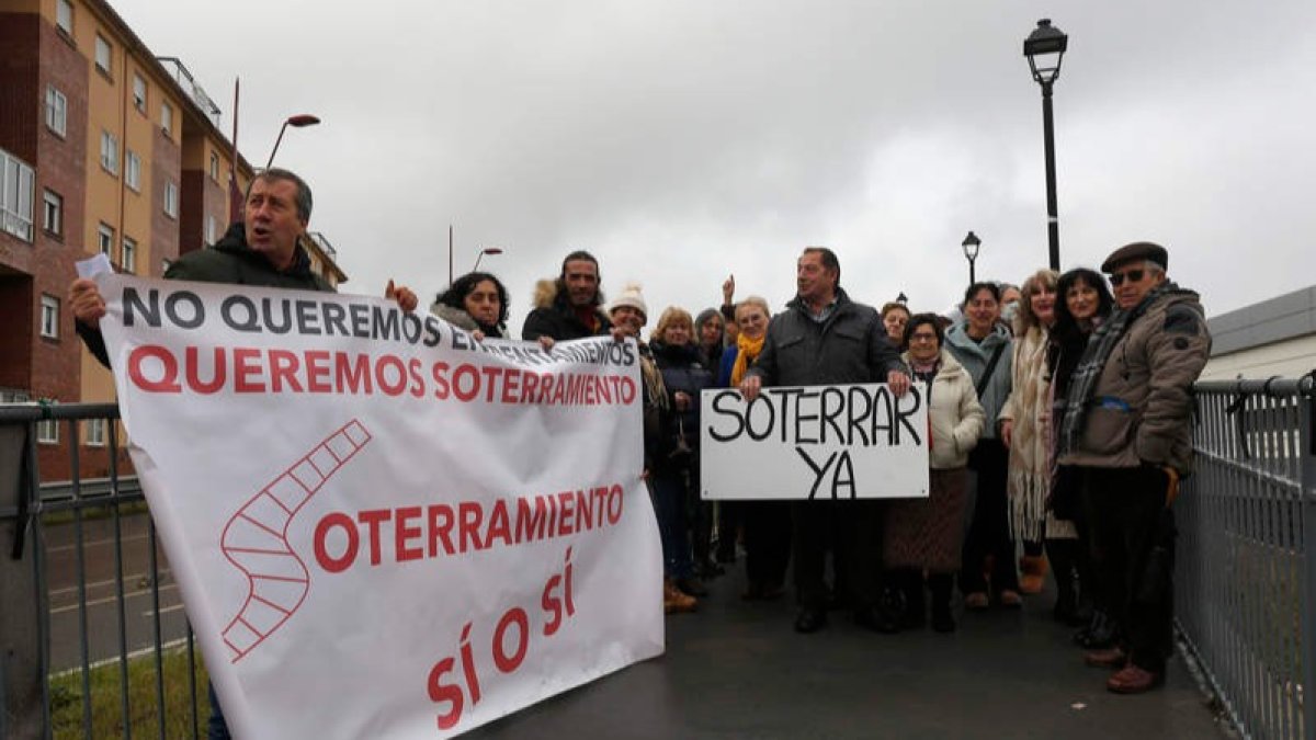 Integrantes de la plataforma por el soterramiento en la senda peatonal adyacente al puente de Párroco Pablo Díez, ayer. FERNANDO OTERO