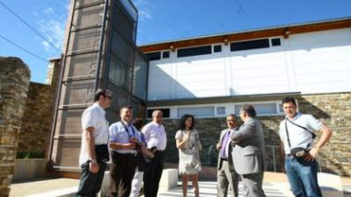 Las personalidades asistentes a la inauguración, ayer en el área habilitada en el exterior.
