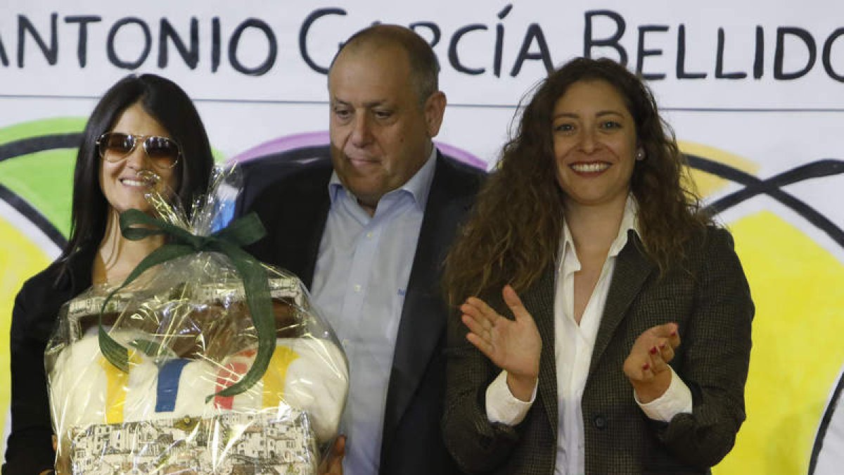 Laia, hija de Lolo, Rafa Gallego, director, y la delegada de la Junta, Ester Muñoz. FERNANDO OTERO