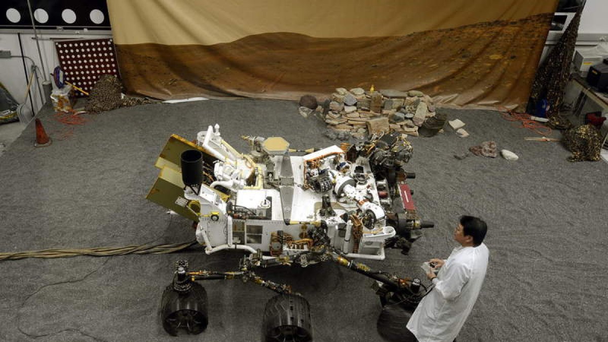 Un ingeniero de la Nasa examina el prototipo del vehículo Mars rover de la misión ‘Mars Curiosity’.