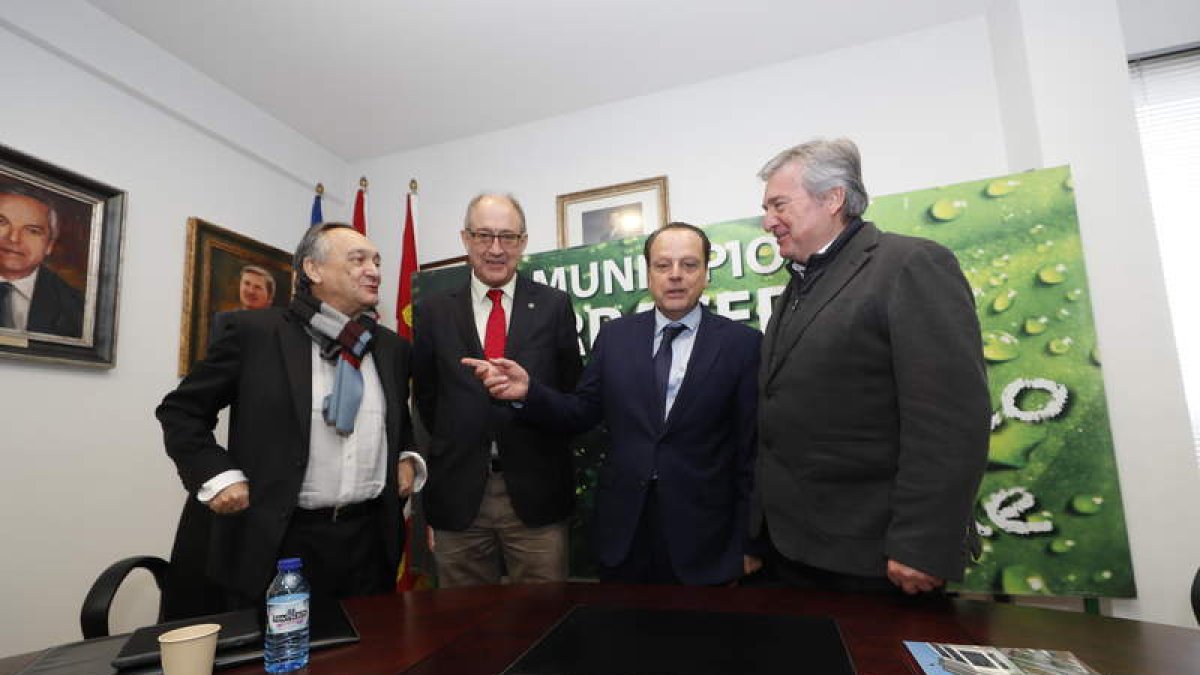 Raúl Valcarce, en la recepción a los consejeros de la institución que preside Mario Amilivia. ANA F. BARREDO