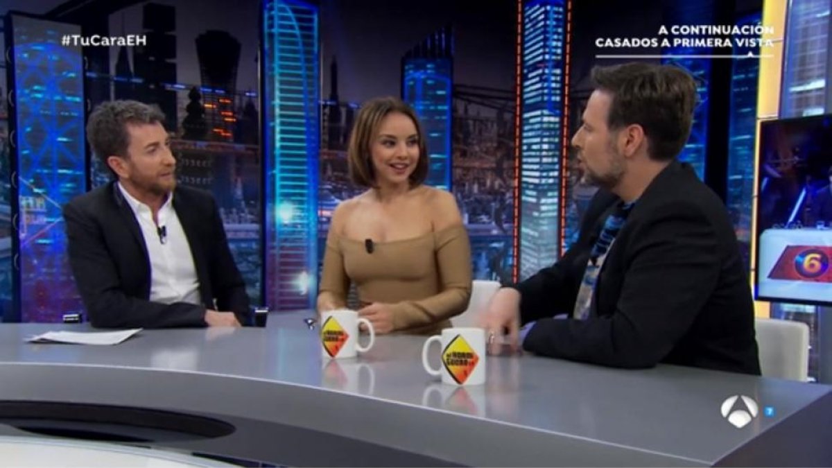 Chenoa, entre Pablo Motos y Carlos Latre, durante su intervención en El Hormiguero del pasado jueves.