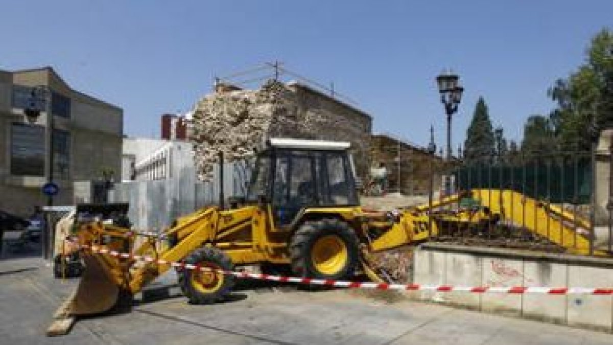 Imagen de la máquina excavadora derribando la valla del jardín del Cid.
