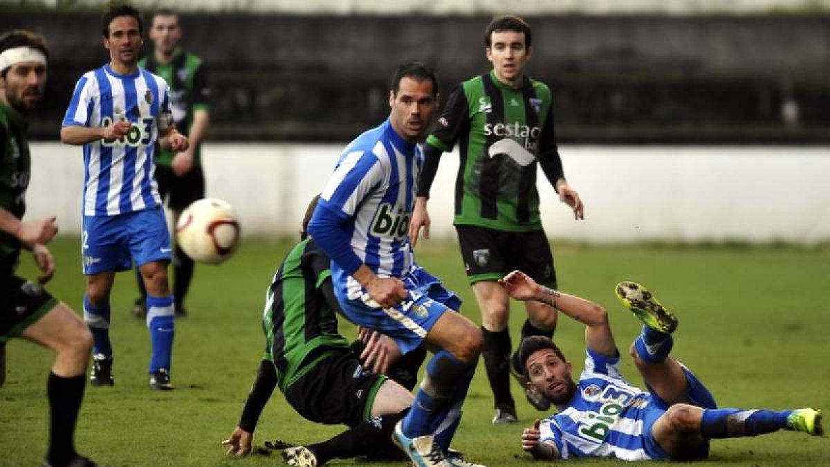 Sergio Rodríguez —tirado en el suelo— fue uno de los más destacados el domingo en Las Llanas.