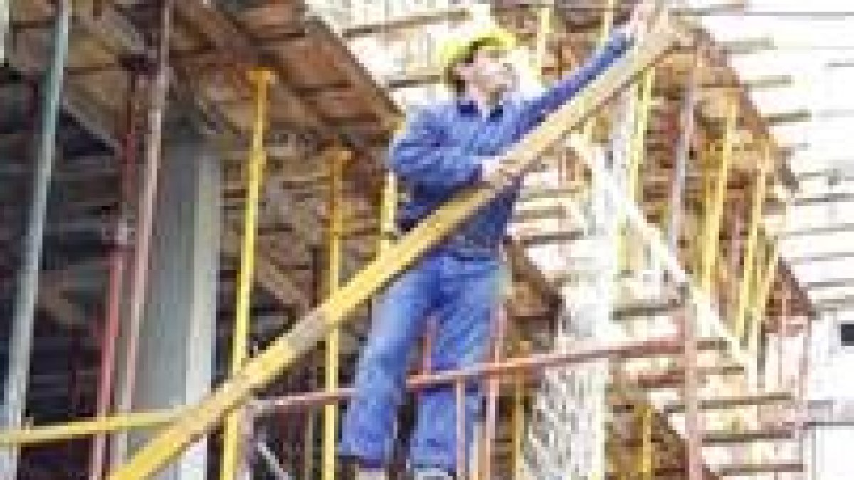 Un obrero de la construcción realizando su trabajo a varios metros de altura