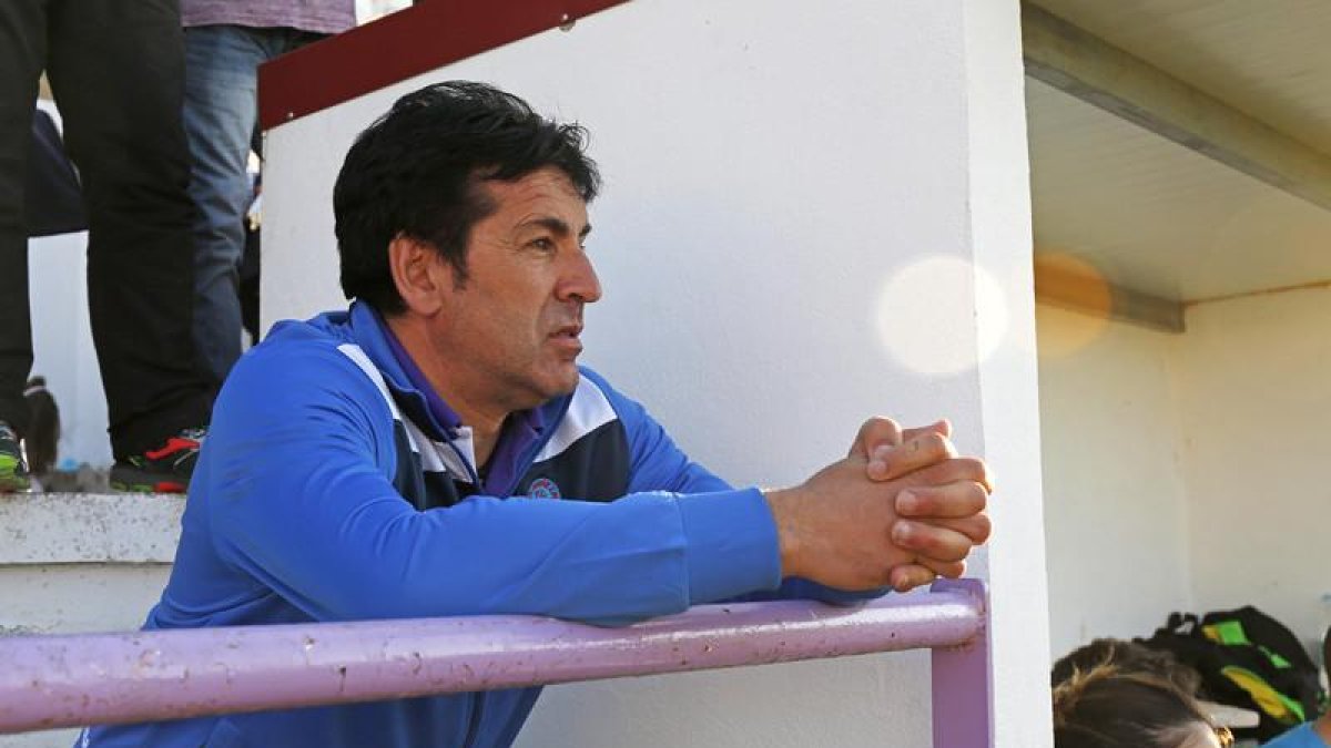Luis Carnicero, entrenador bañezano, afronta el partido de esta tarde con los deberes hechos.