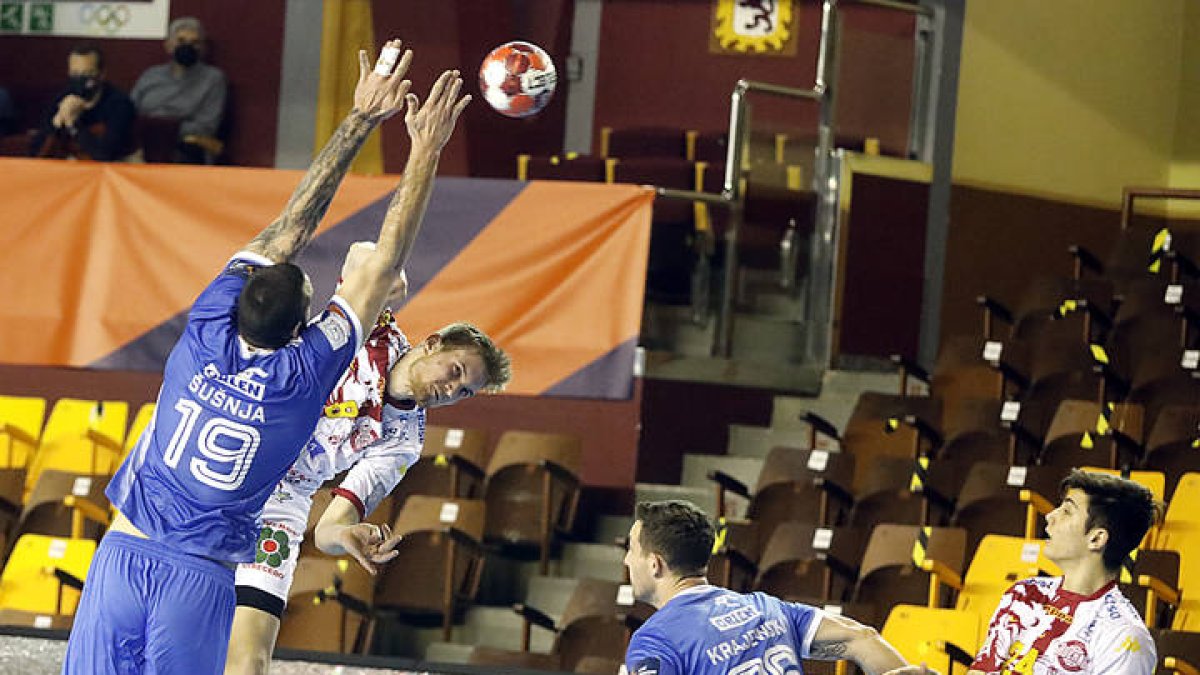 El Ademar se midió el año al Wisla Plock en la Liga Europea de balonmano. DL | MARCIANO PÉREZ