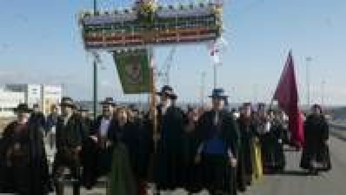 Miembros del grupo Aguzo acuden al Canto del Ramo a La Virgen del Camino